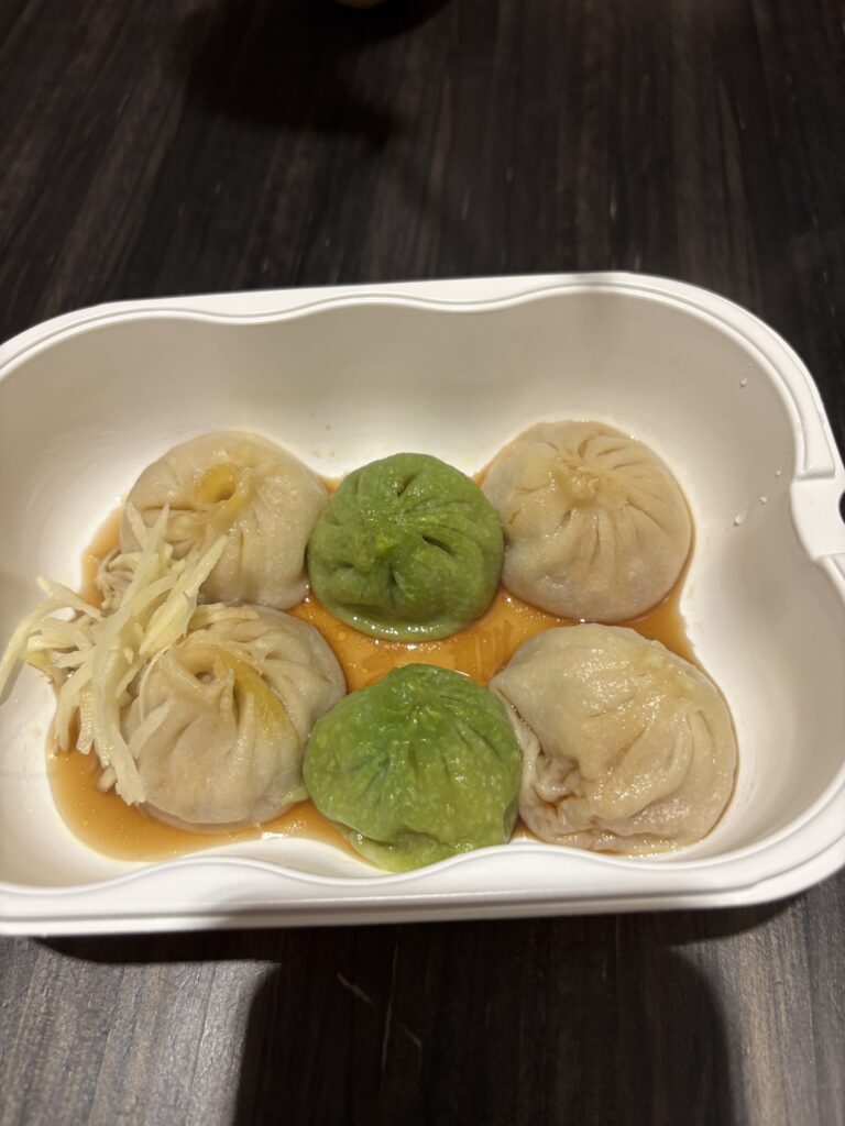 小籠包3種
Three-flavored soup dumplings in a takeout tray