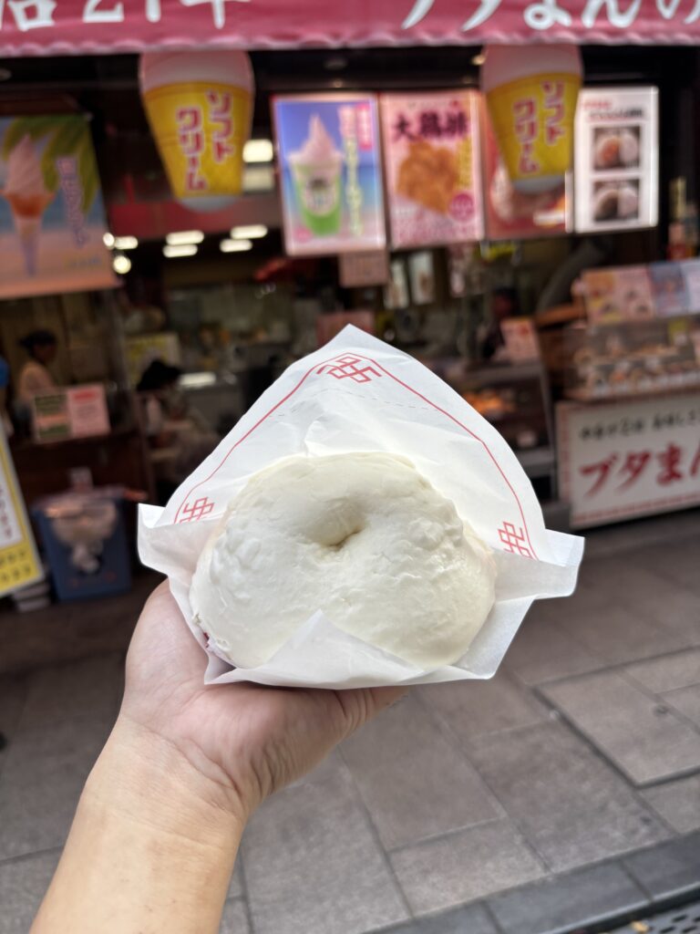 江戸清の豚まんを中華街で手に持っている写真
A pork bun from Edo Seika held up in Chinatown