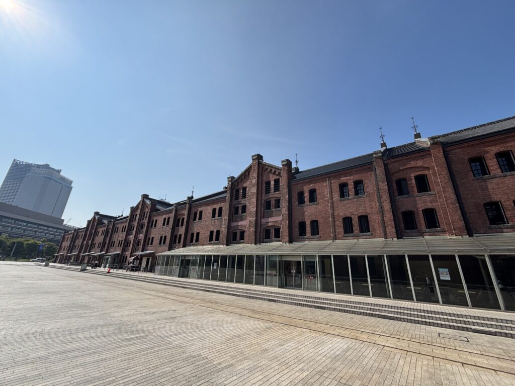 赤レンガ倉庫
Red Brick Warehouse exterior and plaza under blue sky