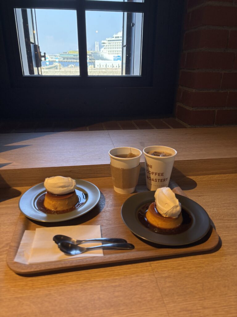 かためのプリンとコーヒーセット
かためのプリンとコーヒーセット
Classic hard pudding and coffee at a café window