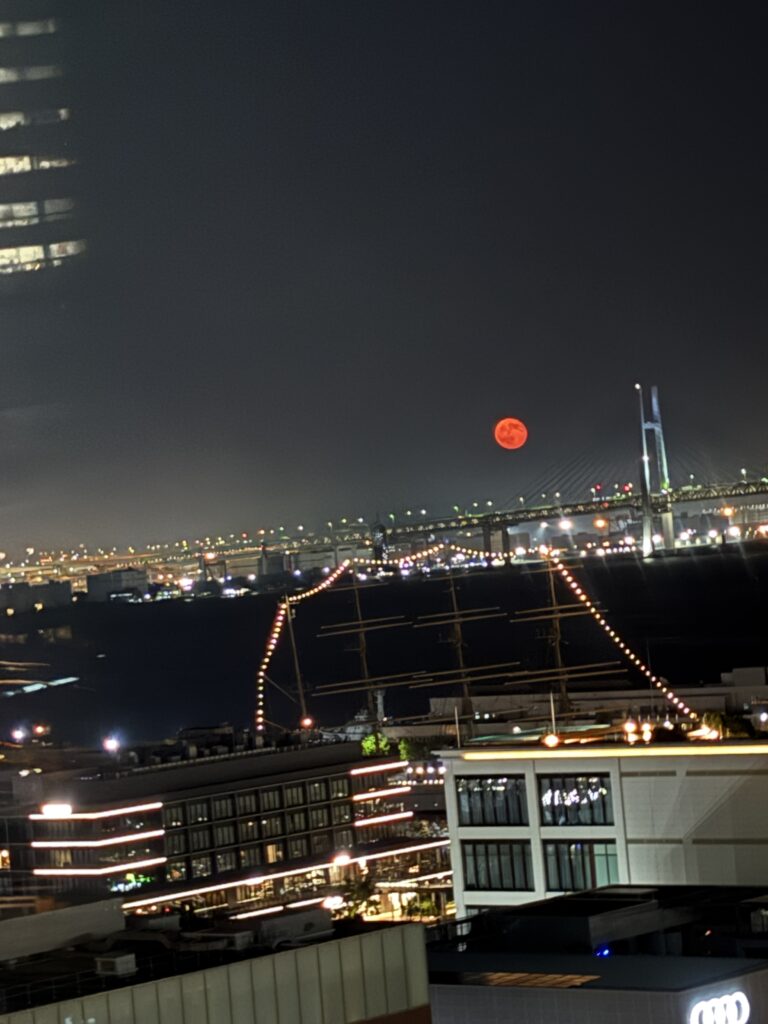 赤い満月とベイブリッジの夜景
Crimson moon rising behind Yokohama Bay Bridge