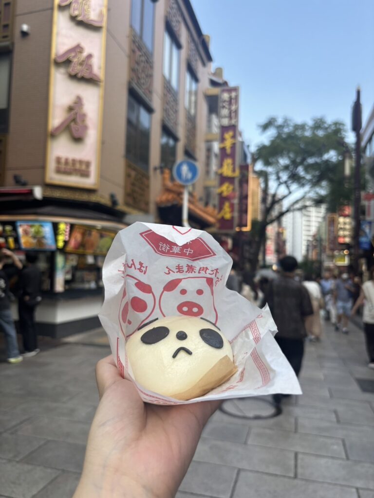 パンダまんを持って歩いている様子
Holding a panda-shaped bun on the Chinatown street